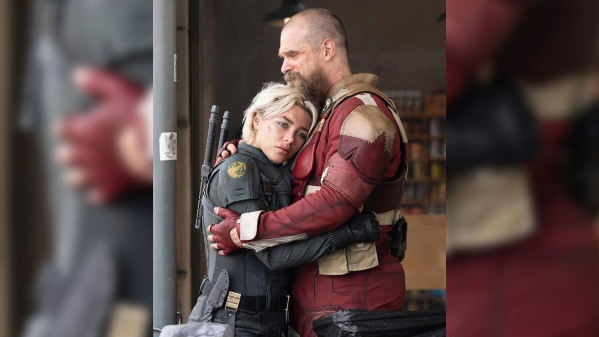 David Harbour e Florence Pugh in costumi da supereroi che si abbracciano, vista di profilo
