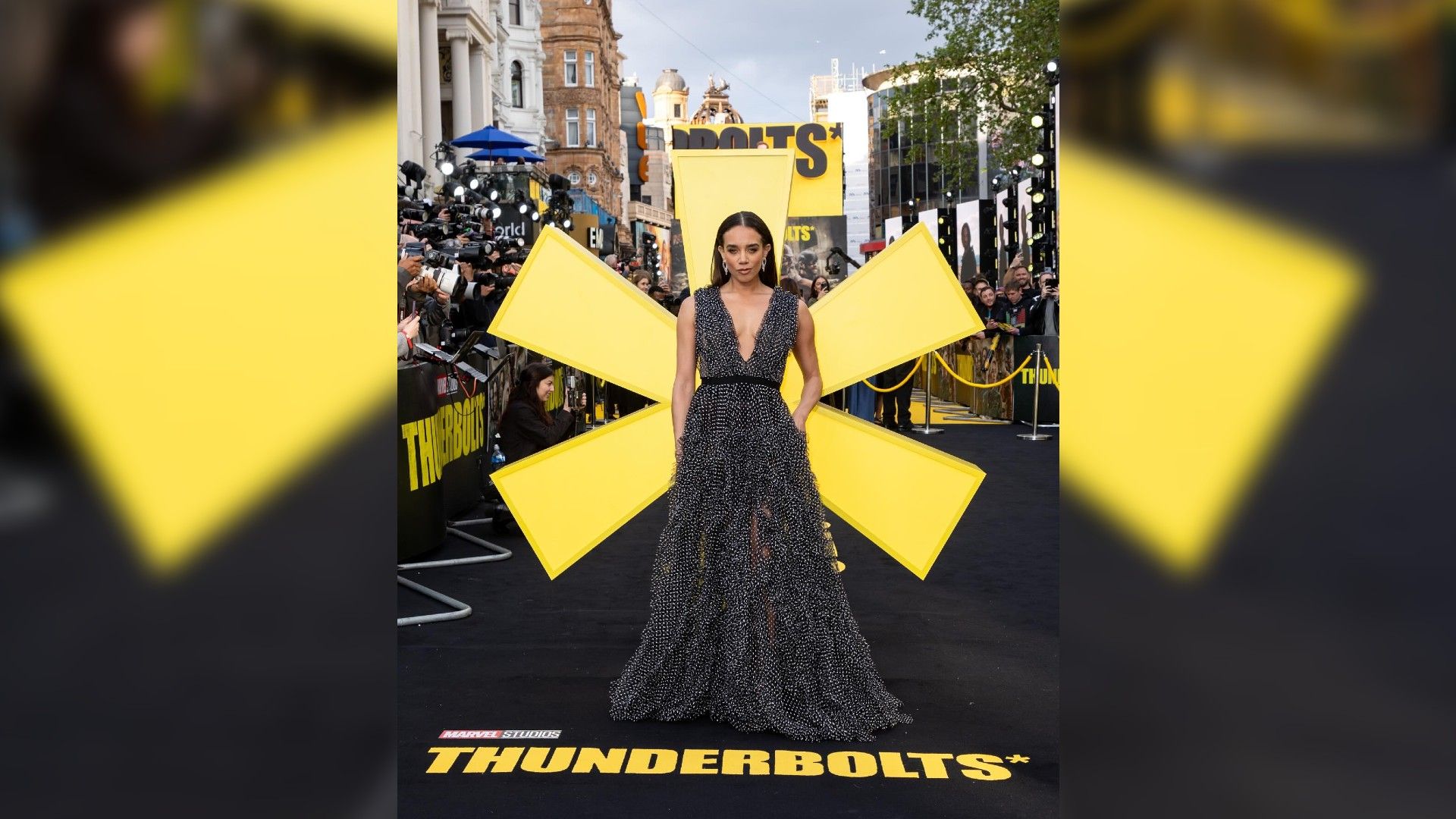Hannah John-Kamen in un abito lungo sullo sfondo di una gigantesca stella gialla
