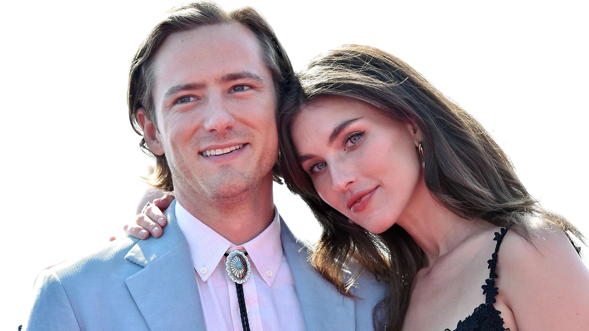 Rainey Qualley appoggia la testa sulla spalla di Lewis Pullman