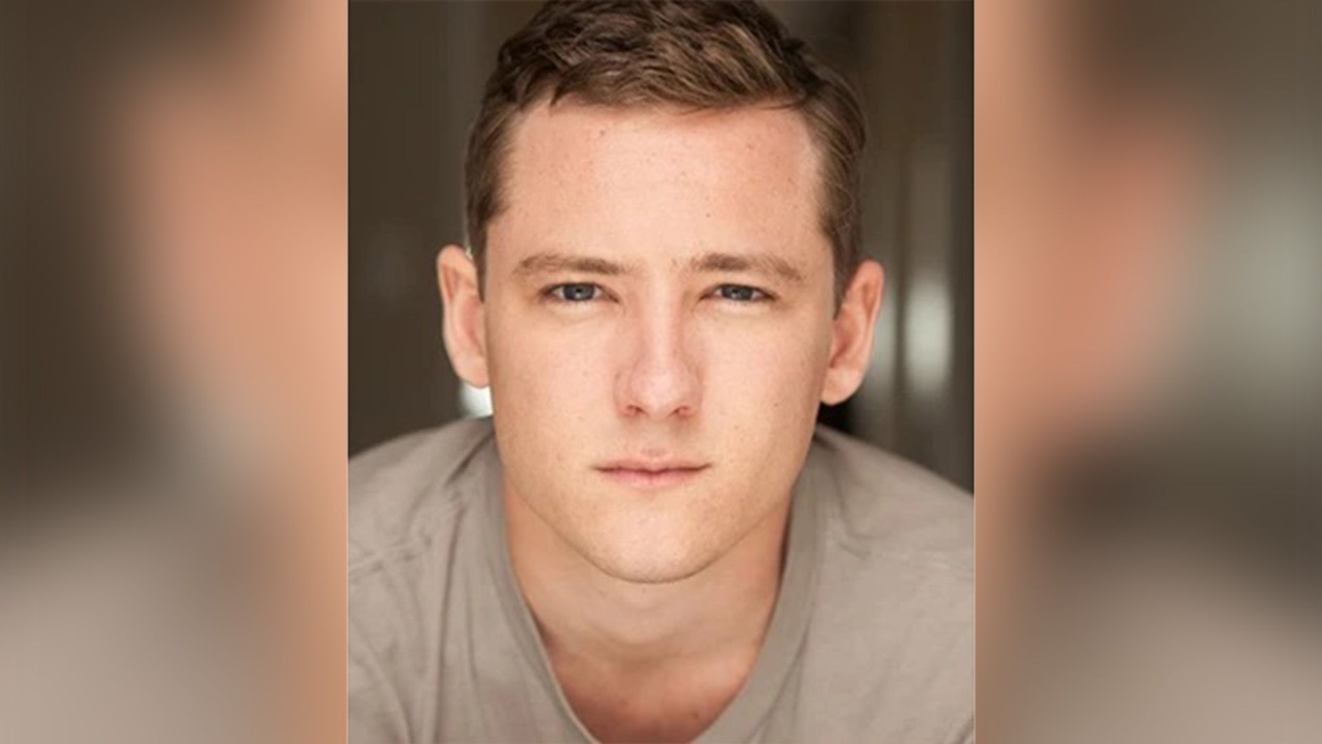 Il giovane attore Lewis Pullman in maglietta beige in primo piano