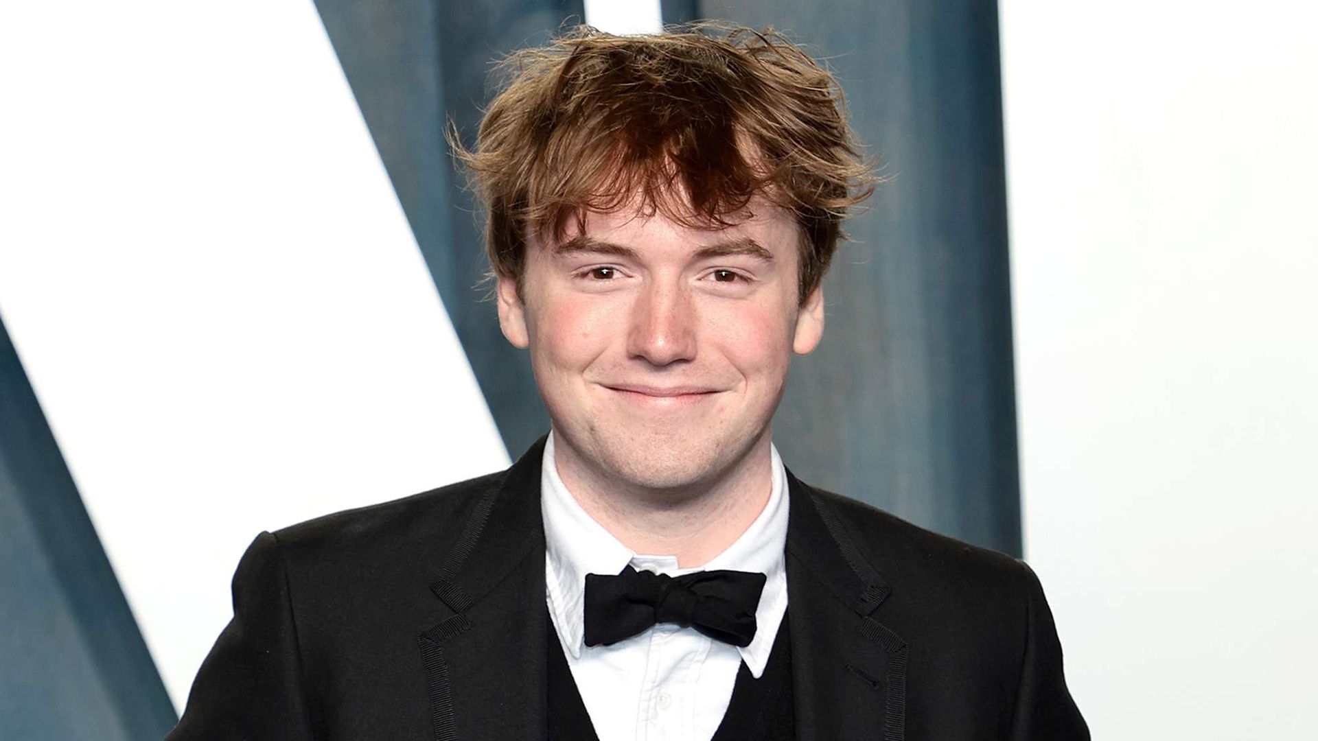 L'attore Cooper Hoffman in smoking e papillon