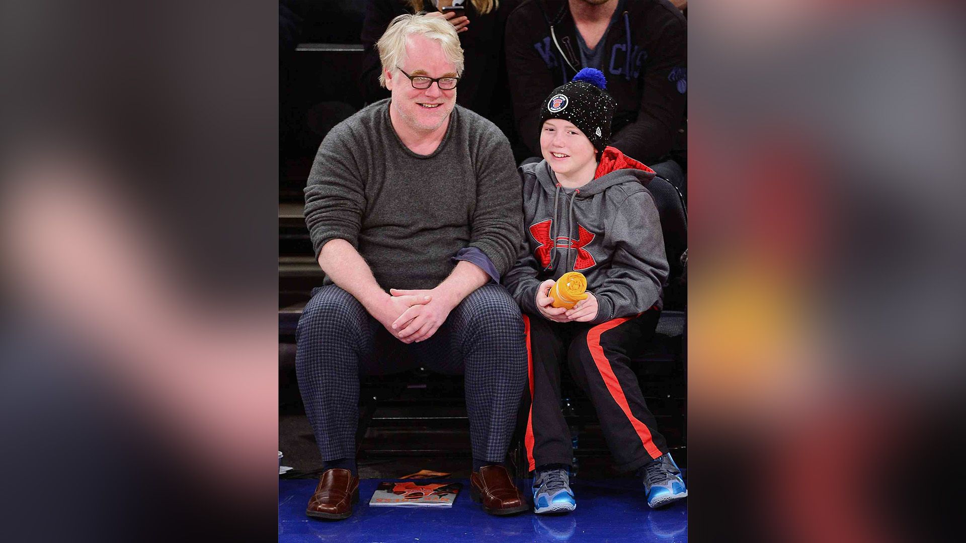 L'attore Philip Seymour Hoffman e suo figlio Cooper Hoffman da bambino sugli spalti di uno stadio