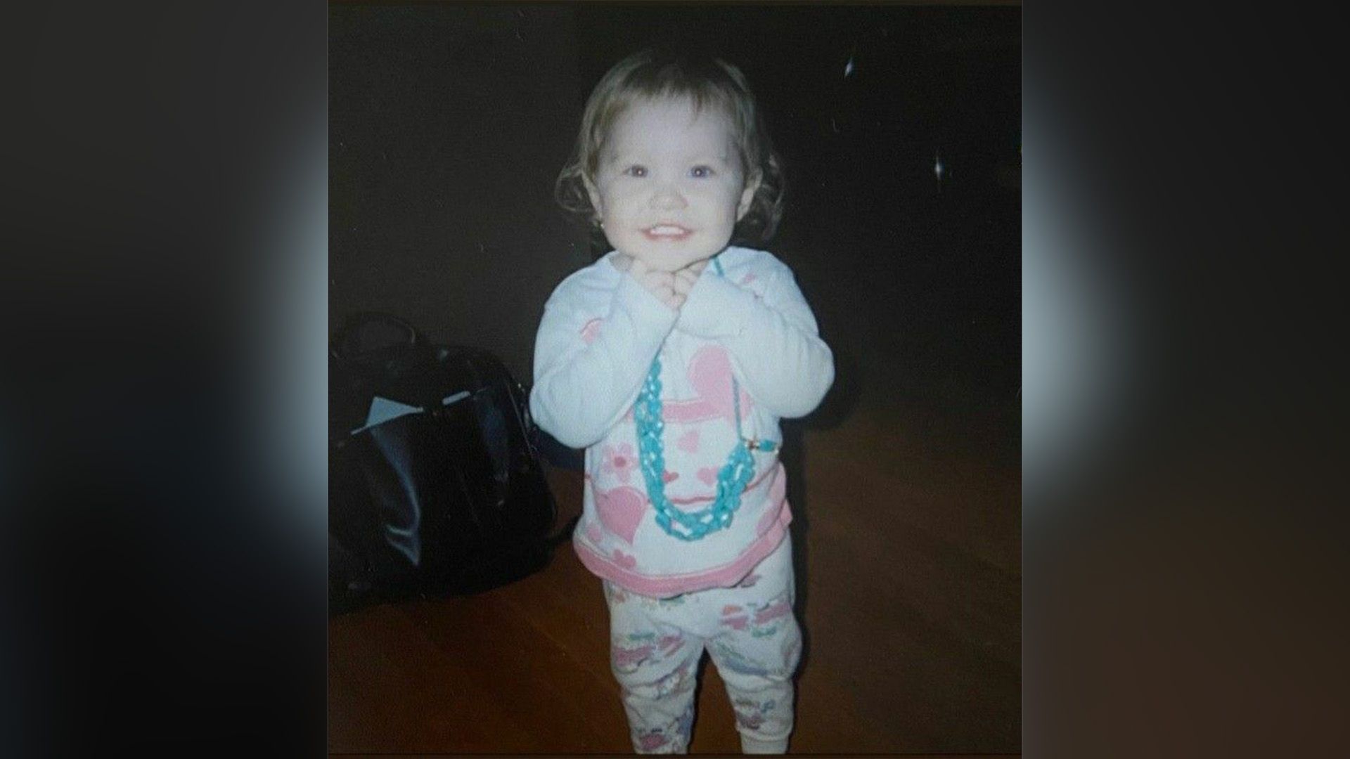 Ella Anderson da bambina in pigiama bianco e rosa