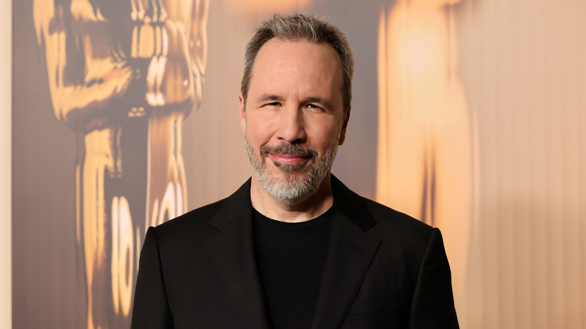 Il regista Denis Villeneuve con t-shirt nera e blazer nero