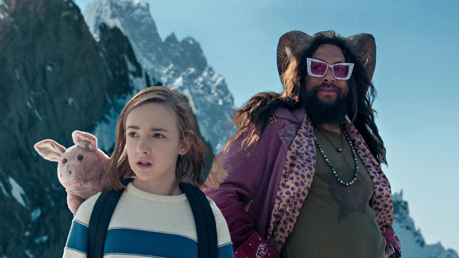 Marlowe Barkley e Jason Momoa sullo sfondo di montagne innevate
