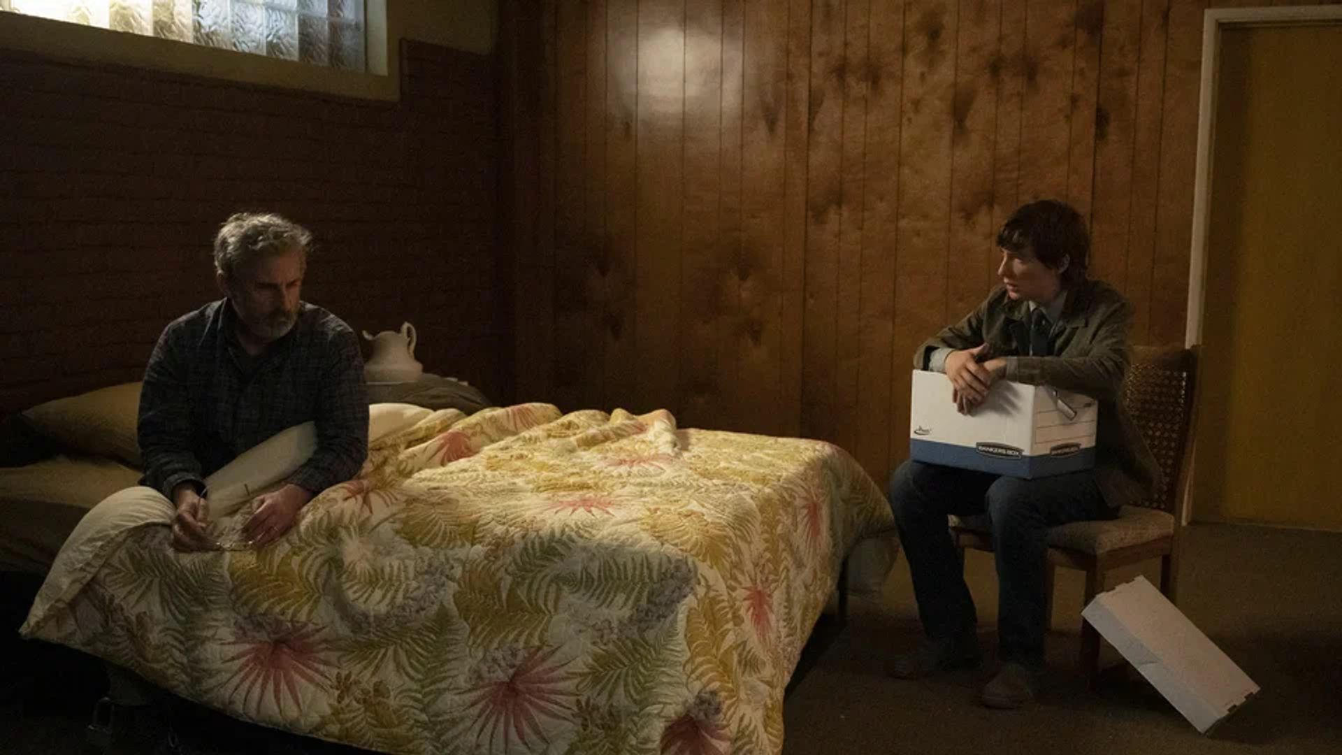 Steve Carell sdraiato su un letto con Domhnall Gleeson seduto su una sedia di fronte a lui