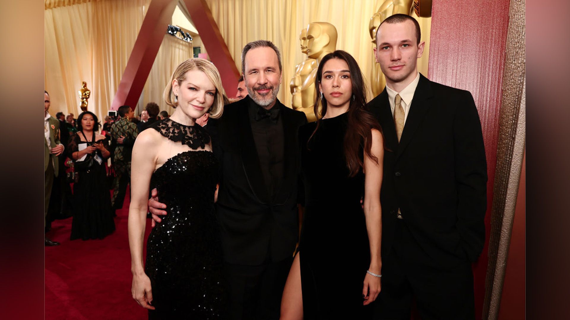 Tanya Lapointe, Denis Villeneuve e i suoi figli Salome e Sasha, tutti vestiti di nero, in posa sul red carpet degli Oscar