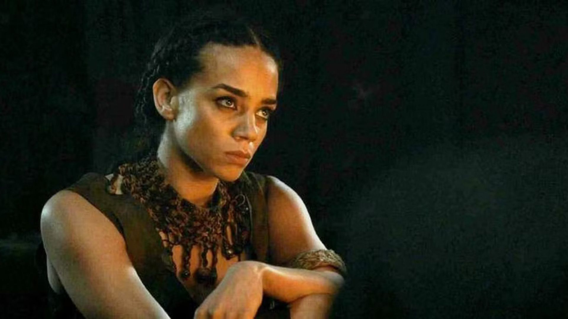 Hannah John-Kamen in primo piano nella penombra