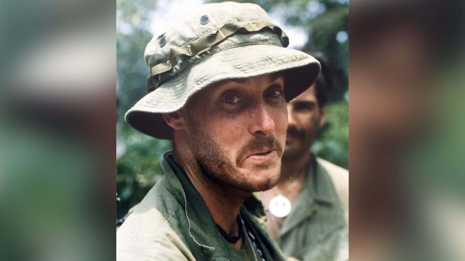 John C. McGinley con giacca kaki e cappello panama