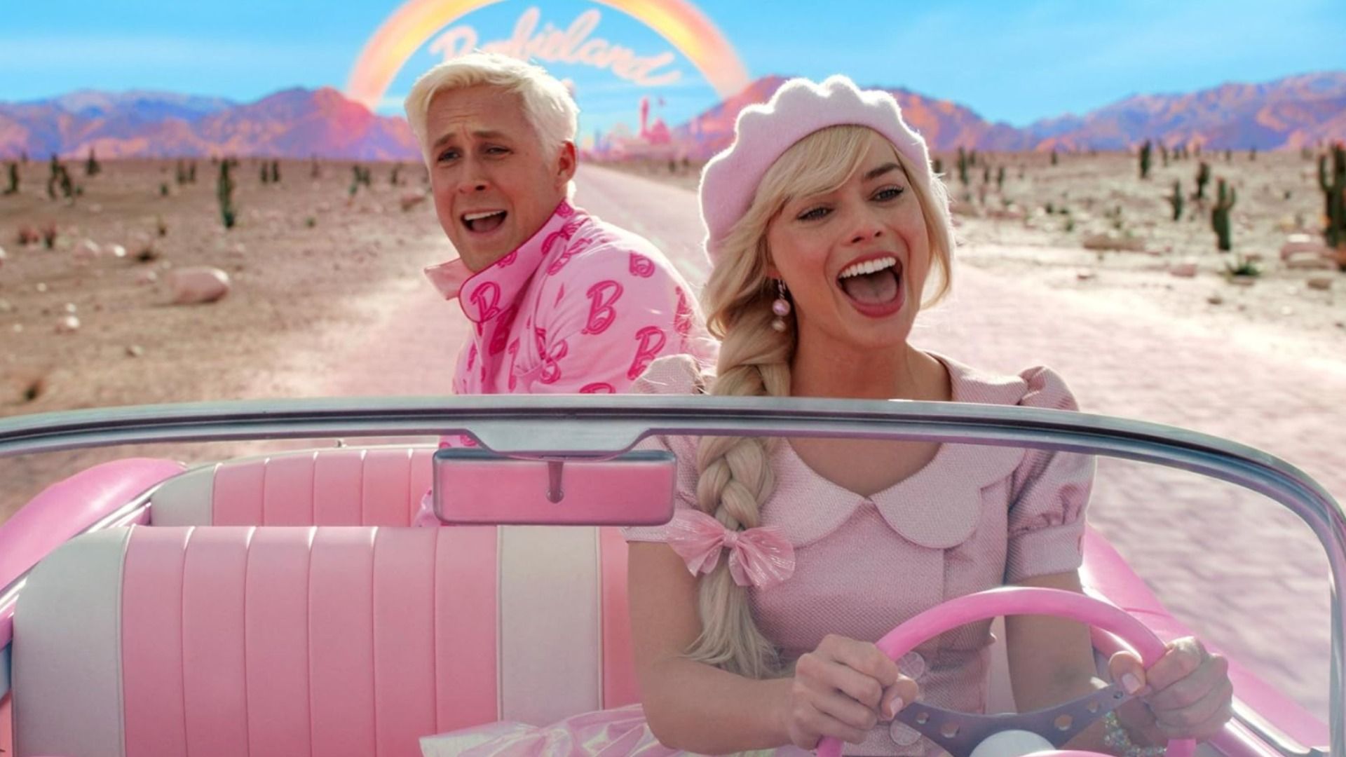 Gli attori Ryan Gosling e Margot Robbie nei panni di Ken e Barbie alla guida di un'auto