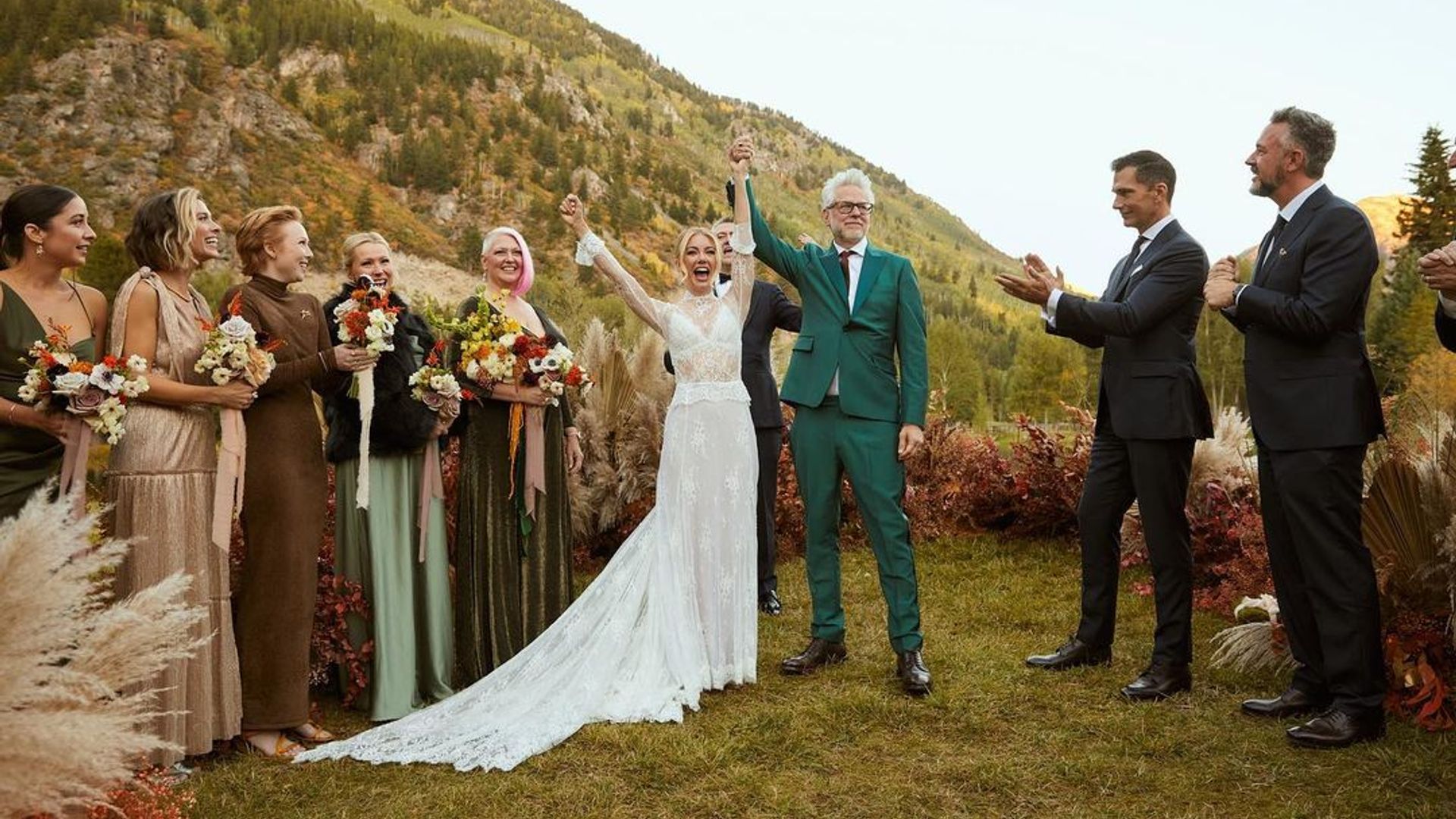 Jennifer Holland e James Gunn in abito da sposa sullo sfondo di montagne pittoresche