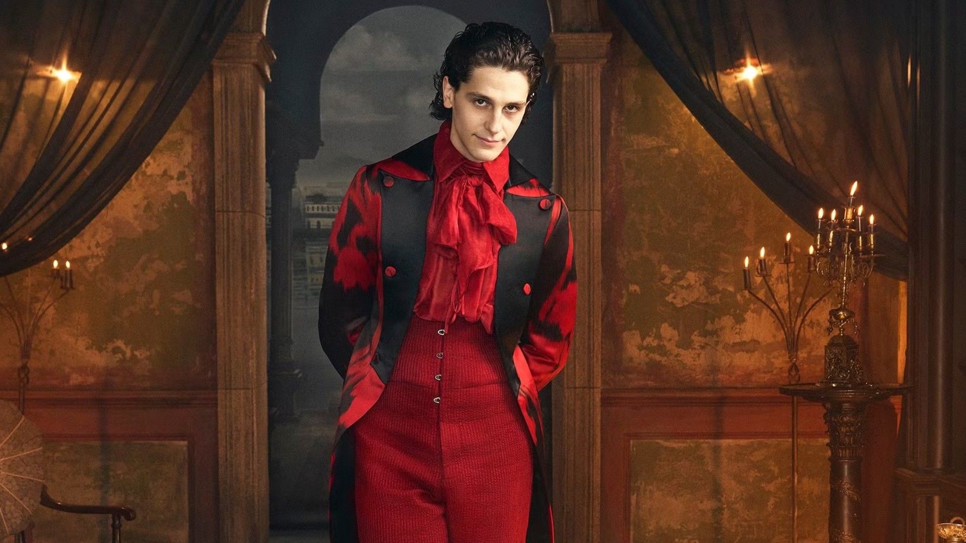 Owen Painter a figura intera che indossa un costume gotico rosso