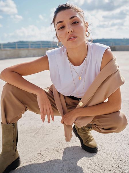 Hande Erçel foto 4